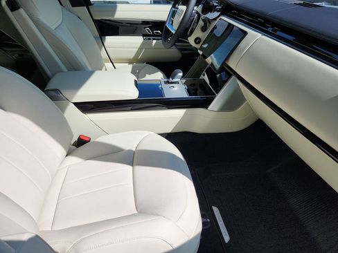 New 2026 Land Rover Range Rover Long Wheelbase SE AWD/4WD image 3
