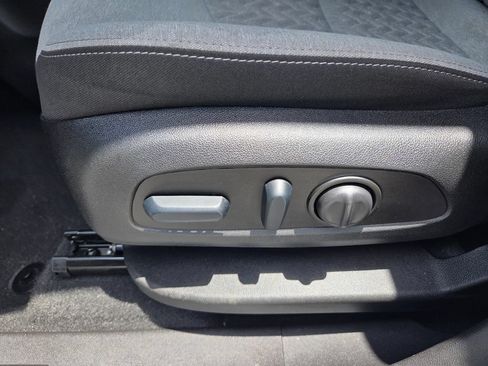 Used 2023 Chevrolet Equinox LS w/ LS Convenience Package FWD image 6