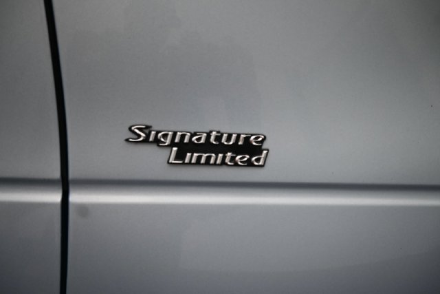 Used 2010 Lincoln Town Car Signature Limited RWD image 12