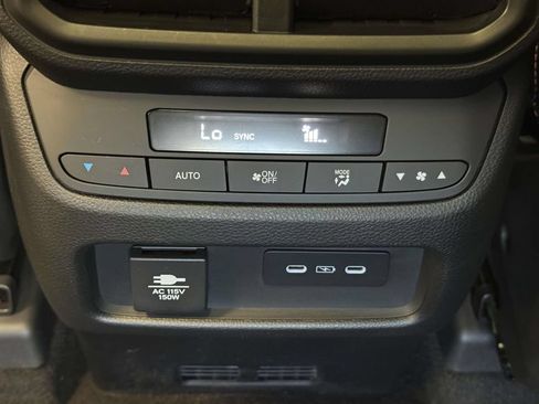 Used 2025 Honda Pilot TrailSport image 20