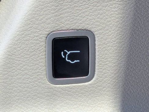 Used 2024 Chrysler Pacifica Touring-L FWD image 13