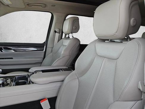 Used 2024 Jeep Wagoneer L 4WD w/ Premium Group I image 17