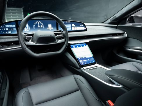 Used 2025 Lucid Air Pure image 2