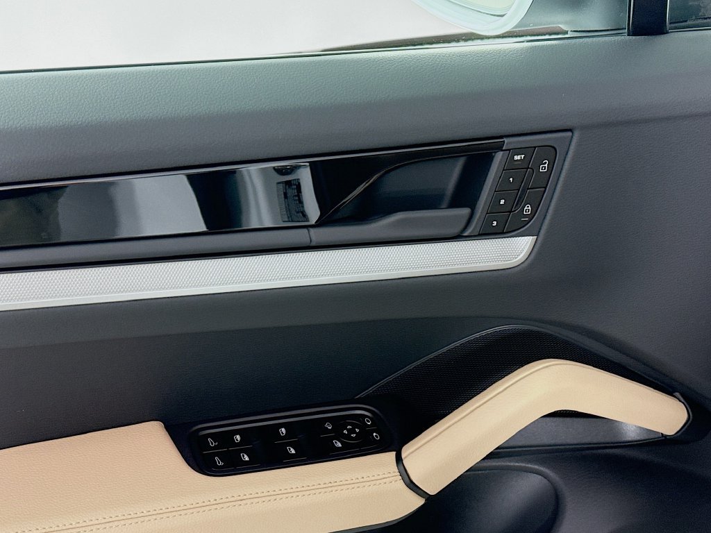 Certified 2026 Porsche Cayenne AWD/4WD image 19