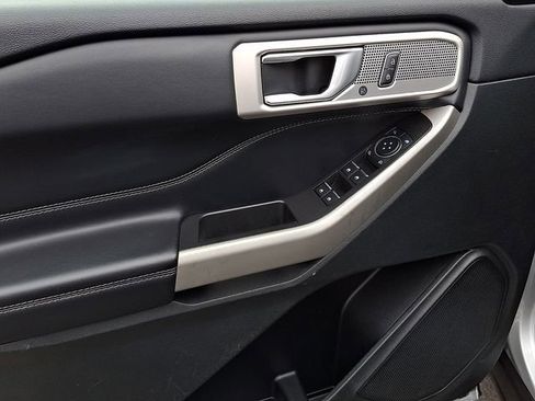 Used 2023 Ford Explorer Limited image 12