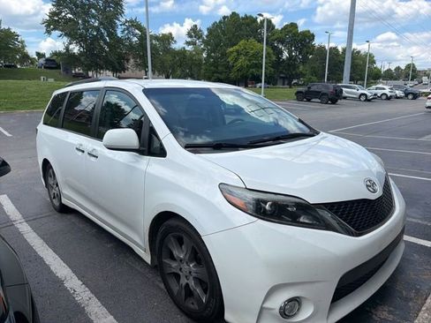 Used 2015 Toyota Sienna SE FWD image 2