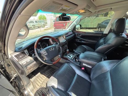 Used 2011 Lexus LX 570 4WD w/ Luxury Pkg image 12