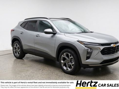 Used 2025 Chevrolet Trax LT image 1