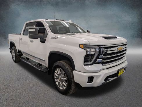 Used 2025 Chevrolet Silverado 2500 High Country w/ High Country Premium Package AWD/4WD image 3