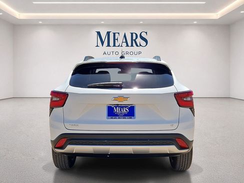 Used 2025 Chevrolet Trax LT FWD image 4