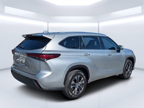 Used 2021 Toyota Highlander XLE image 3