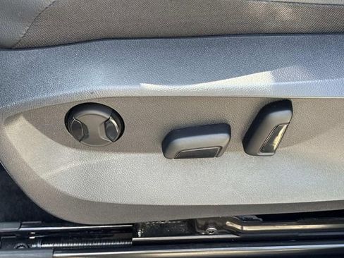 Used 2023 Volkswagen Tiguan SE w/ Panoramic Sunroof Package FWD image 26