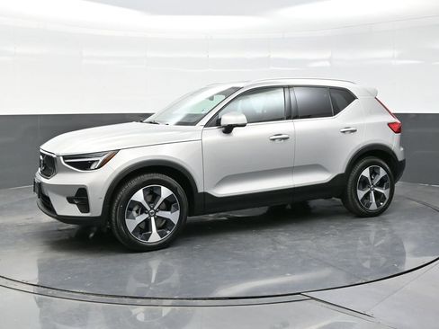 Used 2025 Volvo XC40 B5 Plus image 3