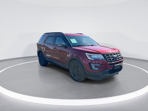 Used 2017 Ford Explorer XLT w/ Equipment Group 202A FWD image 2