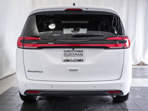 New 2026 Chrysler Pacifica Select image 5