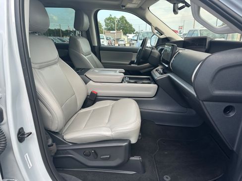 Used 2025 Ford Expedition Active AWD/4WD image 12