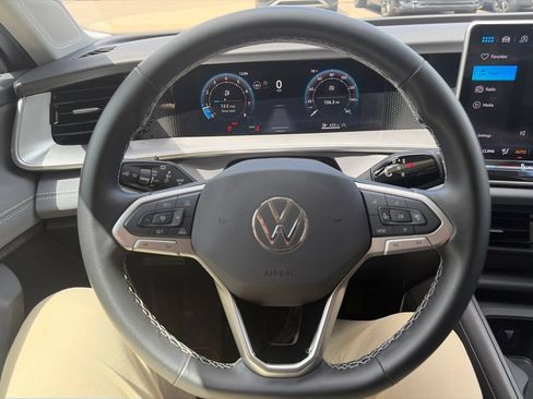 Certified 2025 Volkswagen Tiguan SE AWD/4WD image 16