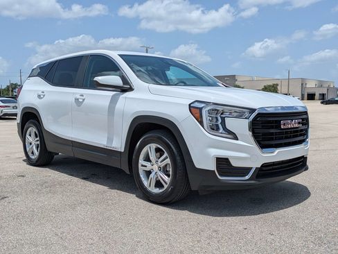 Used 2024 GMC Terrain SLE FWD image 2