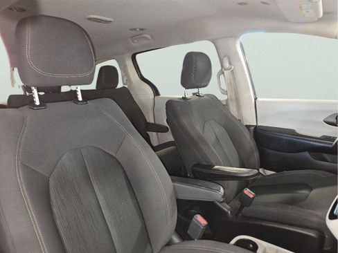 Used 2019 Chrysler Pacifica L FWD image 43