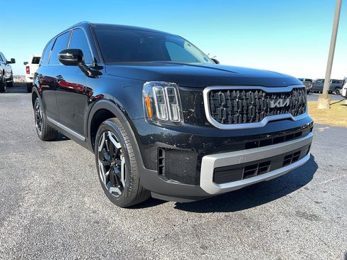 Used 2023 Kia Telluride EX w/ EX Captain's Chair Package image 3