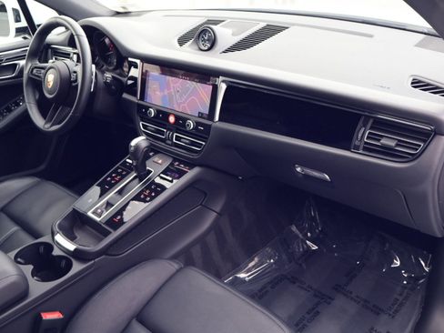 Certified 2025 Porsche Macan AWD/4WD image 25
