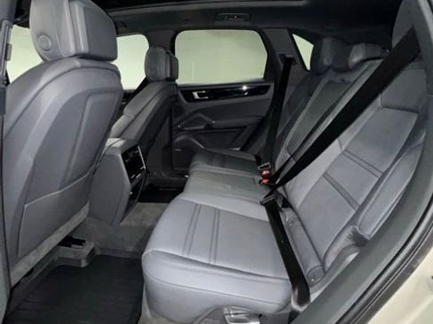 Used 2021 Porsche Cayenne image 11