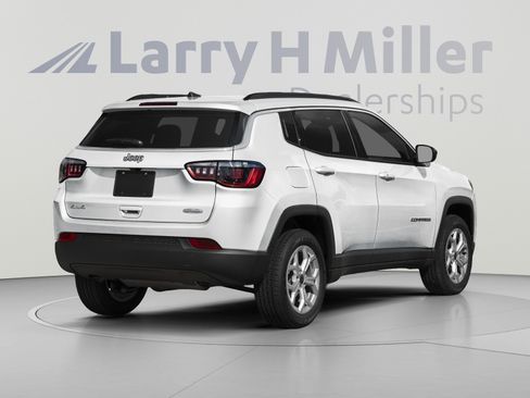 Used 2025 Jeep Compass Limited AWD/4WD image 3
