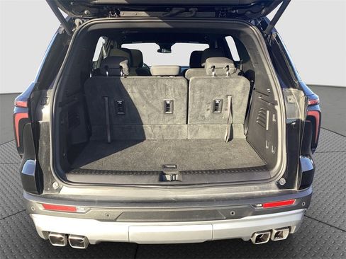 Used 2025 Chevrolet Traverse LT image 33