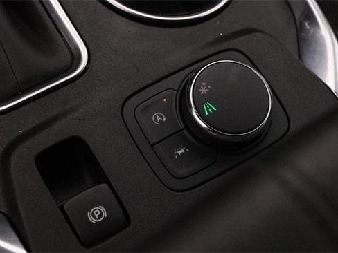 Used 2023 Chevrolet Traverse LT image 20