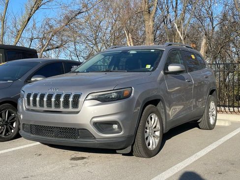 Used 2019 Jeep Cherokee Latitude w/ Popular Appearance Group image 3