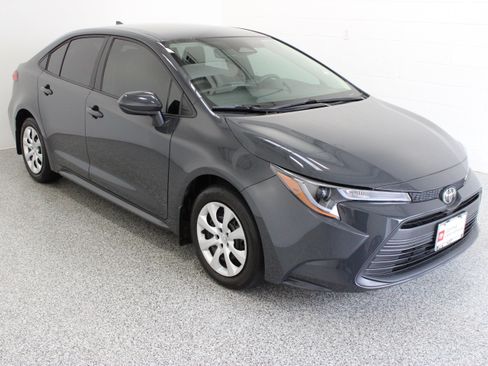 Used 2025 Toyota Corolla LE FWD image 4