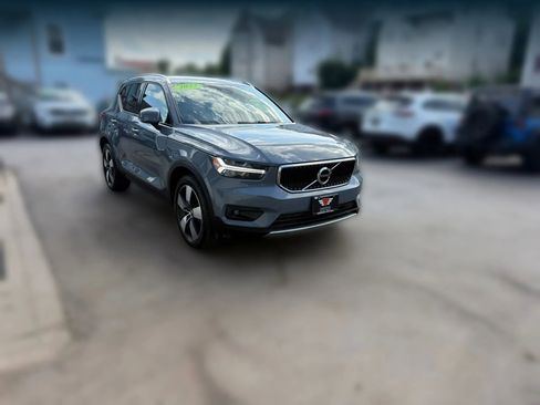 Used 2022 Volvo XC40 T5 Momentum w/ Premium Package AWD/4WD image 2