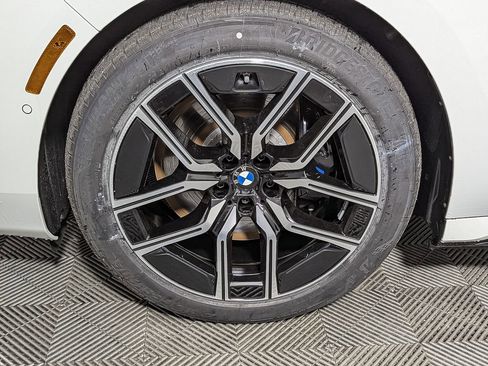 Used 2025 BMW i7 eDrive50 w/ M Sport Package image 40