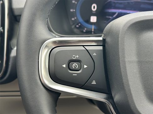 Used 2025 Volvo XC40 B5 Ultra w/ Protection Package image 31