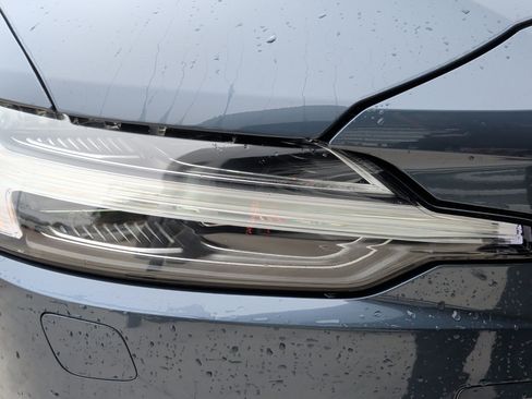 Used 2025 Volvo V60 B5 Cross Country Plus image 11