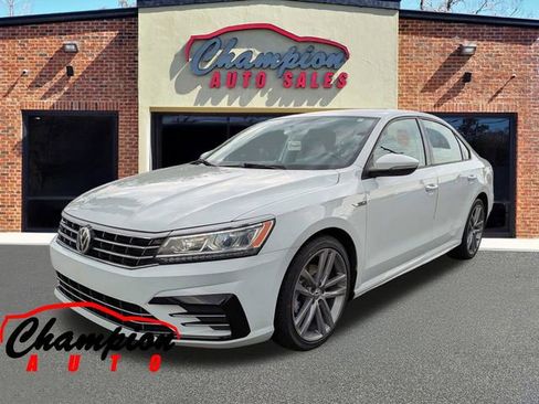 Used 2018 Volkswagen Passat 2.0T R-Line w/ R-Line Lighting Package image 5