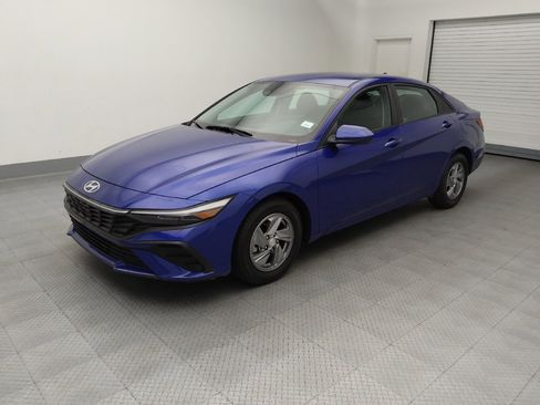 Used 2024 Hyundai Elantra SE FWD image 2