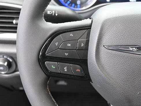 Used 2022 Chrysler Pacifica Touring-L w/ Uconnect Theater Family Group image 31