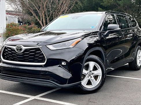 Used 2022 Toyota Highlander LE image 1