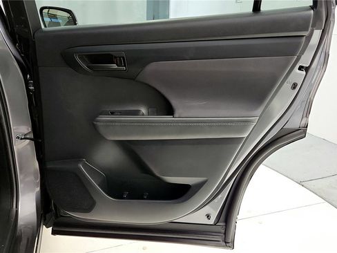 Used 2023 Toyota Highlander LE image 19