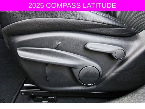 Used 2025 Jeep Compass Latitude image 29