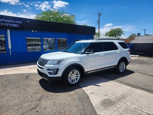 Used 2017 Ford Explorer XLT FWD image 2