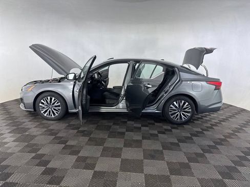 Used 2025 Nissan Altima 2.5 SV FWD image 12