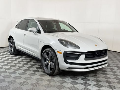 Certified 2025 Porsche Macan AWD/4WD image 8