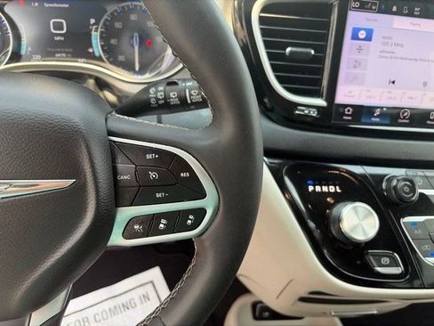 Used 2023 Chrysler Pacifica Touring-L FWD image 18
