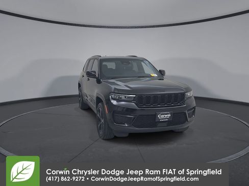 Used 2023 Jeep Grand Cherokee Altitude image 4