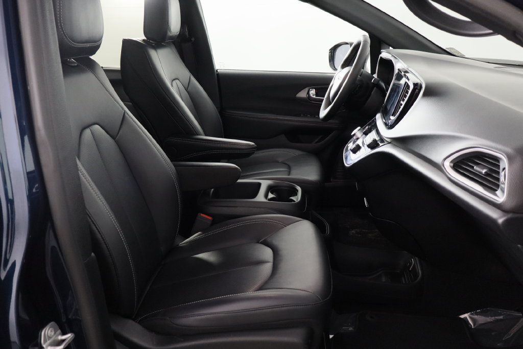 Used 2025 Chrysler Pacifica Select FWD image 19