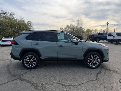 Used 2022 Toyota RAV4 XLE Premium image 6