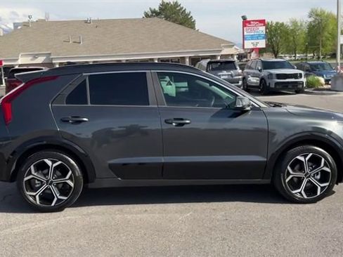 Used 2024 Kia Niro EX Touring image 8