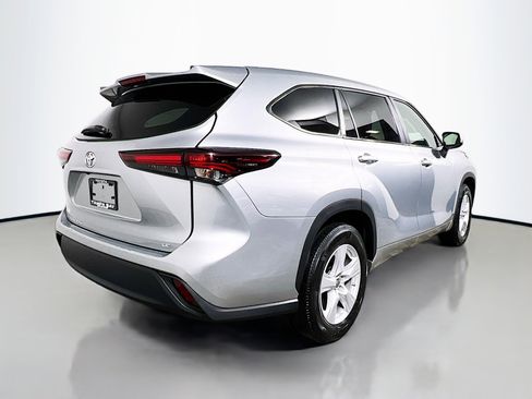 Used 2024 Toyota Highlander LE image 4